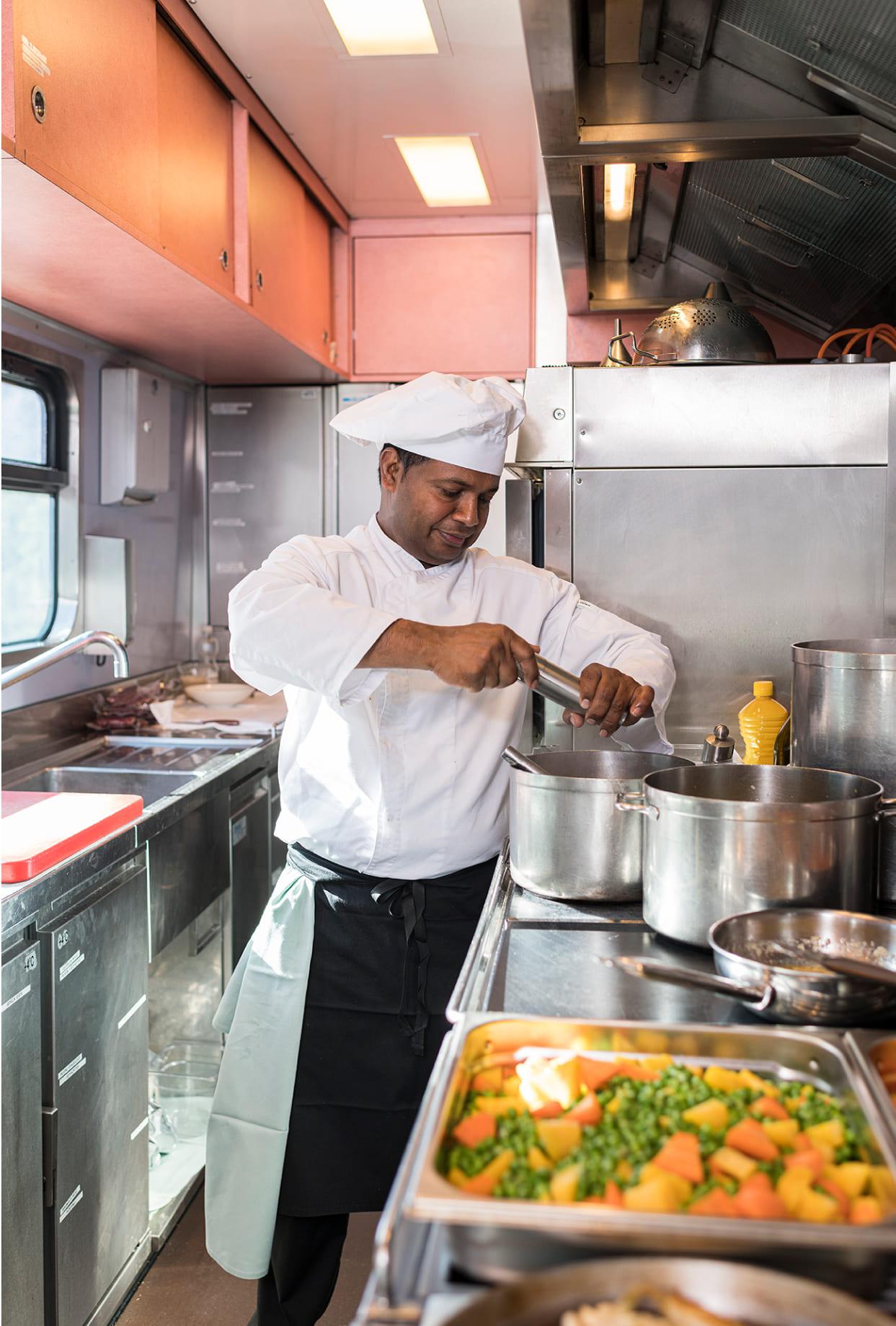 L'image montre un chef cuisinier préparant un repas.