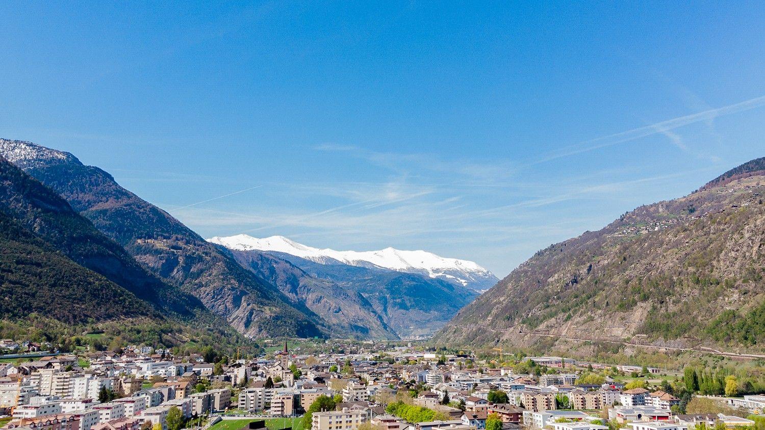 The image shows the snow-covered town of Brig.